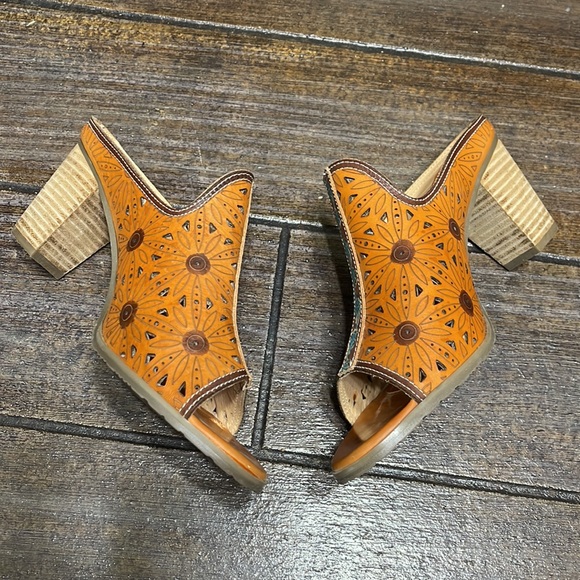 EUC Leather Slip on heels - Picture 6 of 8